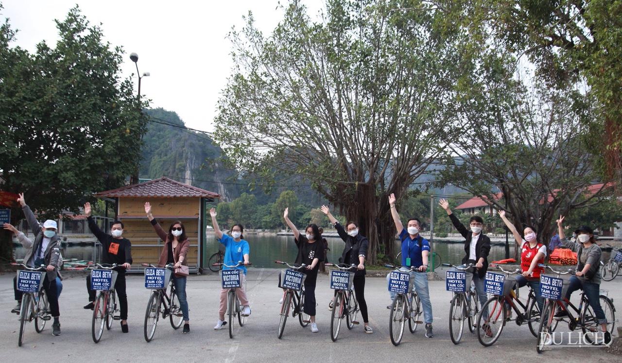 Du khách khám phá Ninh Bình bằng xe đạp theo tour khép kín
